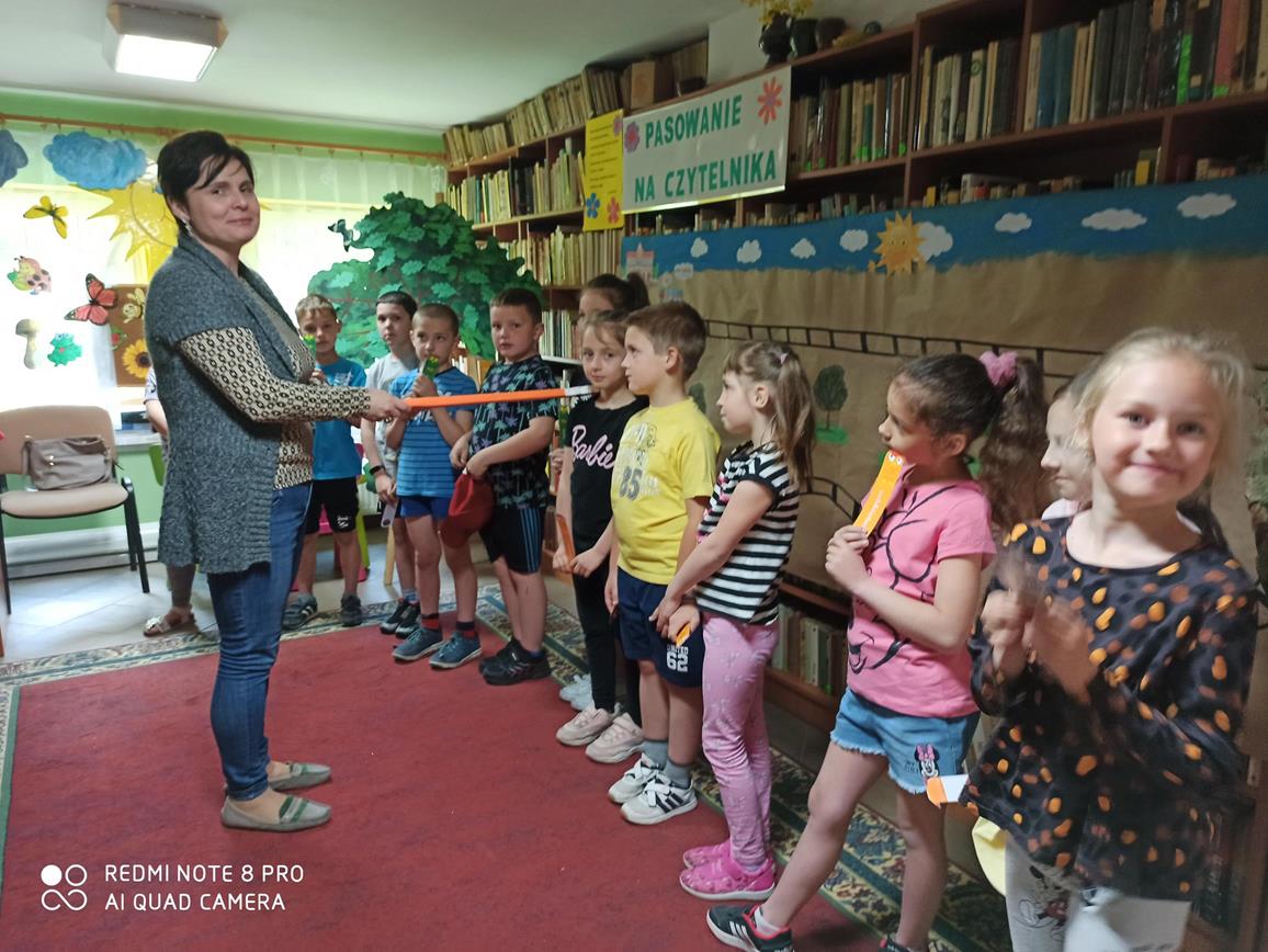 Pasowanie na Czytelnika uczniów klasy Ia w Gminnej Bibliotece Publicznej w Sękowej
